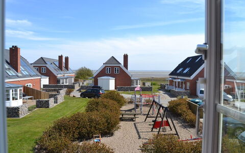 Joonas - 100M from the Sea: Bâtiment, Maison, Fenêtre, Domicile, Toit, Zone Résidentielle, Arbuste, Chalet, Lot Terre
