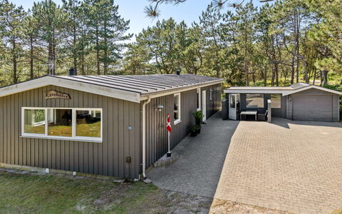 Solvey - 2Km from the Sea: Bois, Domicile, Toit, Chalet, Porte, Siding, Batiments Jardin, Biens, Ombre, Béton
