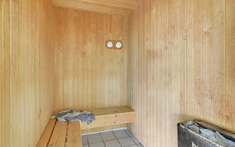Henrike - 3.3Km from the Sea: Bois, Communauté Des Plantes, Lot Terre, Ombre, Matériau Naturel, Batiments Jardin, Cabanon, Structure En Plein Air, Cabane En Rondins