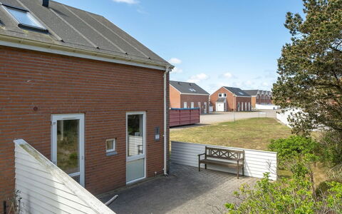 Anouk - 1.7Km from the Sea: Bâtiment, Surface De La Route, Zone Résidentielle, Maison, Toit, Domicile, Quartier, Établissements Humains, Porte, Allée