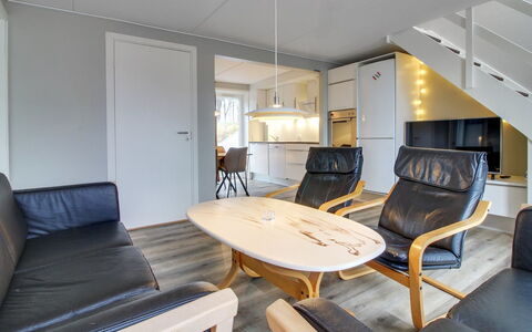 Anouk - 1.7Km from the Sea: Sol, Design Intérieur, Meubles, Sol, Bois, Plafond, Pièce, Parquet, Éclairage, Salon