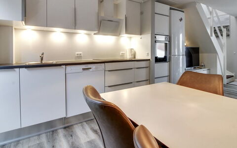Anouk - 1.7Km from the Sea: Sol, Design Intérieur, Meubles, Comptoir, Cuisine, Plafond, Bois, Sol, Luminaire, Cabinetry