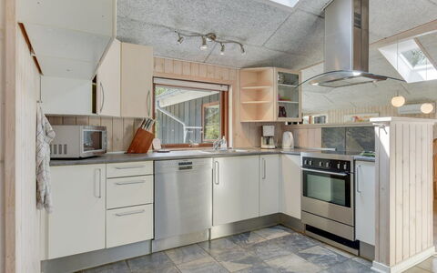 Jonas - 2.4Km from the Sea: Cuisine, Appareil De Cuisine, Comptoir, Principaux Appliance, Bois, Plafond, Design Intérieur, Sol, Cabinetry, Éclairage