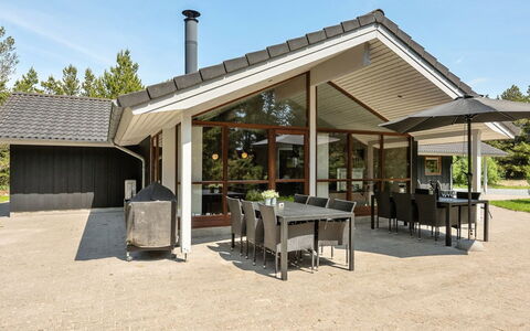 Jonas - 2.4Km from the Sea: Toit, Domicile, Maison, Chalet, Ombre, Siding, Biens, Allée, Porche, Batiments Jardin