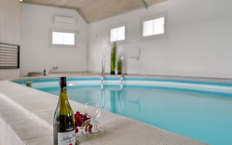 Madalena - 2.8Km from the Sea: Meubles, Design Intérieur, Chaise, Sol, Table, Recours, Sol, Plafond, Pièce, Eco Hôtel