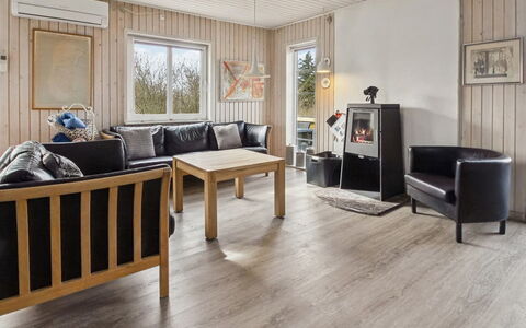 Ulrich - 500M from the Sea: Chalet, Domicile, Maison, Toit, Porche, Biens, Siding, Batiments Jardin, Ferme, Cour