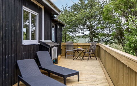Ulrich - 500M from the Sea: Chalet, Domicile, Maison, Toit, Porche, Biens, Siding, Batiments Jardin, Ferme, Cour
