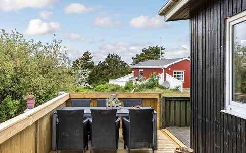 Ulrich - 500M from the Sea: Chalet, Domicile, Maison, Toit, Porche, Biens, Siding, Batiments Jardin, Ferme, Cour