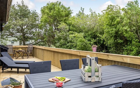 Ulrich - 500M from the Sea: Chalet, Domicile, Maison, Toit, Porche, Biens, Siding, Batiments Jardin, Ferme, Cour