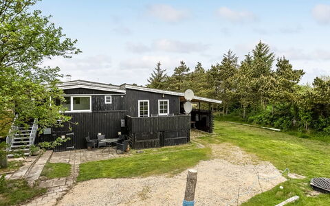 Ulrich - 500M from the Sea: Chalet, Domicile, Maison, Toit, Porche, Biens, Siding, Batiments Jardin, Ferme, Cour