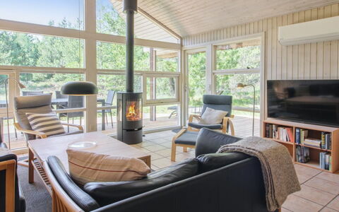 Karri - 1.1Km from the Sea: Bois, Sol, Design Intérieur, Plafond, Sol, Meubles, Salon, Canapé, Pièce, Domicile