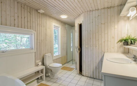 Karri - 1.1Km from the Sea: Sol, Mur, Bois, Sol, Design Intérieur, Plafond, Luminaire Plomberie, Salle De Bains, Domicile, Évier