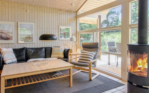 Karri - 1.1Km from the Sea: Meubles, Design Intérieur, Sol, Sol, Bois, Canapé, Salon, Parquet, Plafond, Pièce