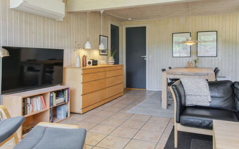 Karri - 1.1Km from the Sea: Bois, Sol, Meubles, Sol, Design Intérieur, Plafond, Pièce, Domicile, Salon, Canapé