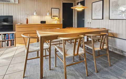 Karri - 1.1Km from the Sea: Meubles, Sol, Bois, Table, Parquet, Sol, Design Intérieur, Table Cuisine Et Salle A Manger, Salle À Manger, Chaise