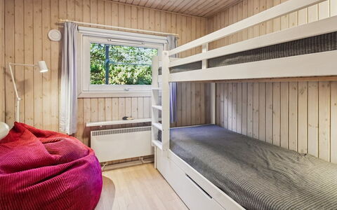Karri - 1.1Km from the Sea: Bois, Chambre, Design Intérieur, Sol, Sol, Lit, Plafond, Lit Superposé, Domicile, Meubles