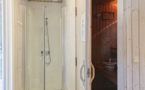 Karri - 1.1Km from the Sea: Sol, Bois, Sol, Luminaire Plomberie, Design Intérieur, Salle De Bains, Plomberie, Pièce, Porte, Tache De Bois