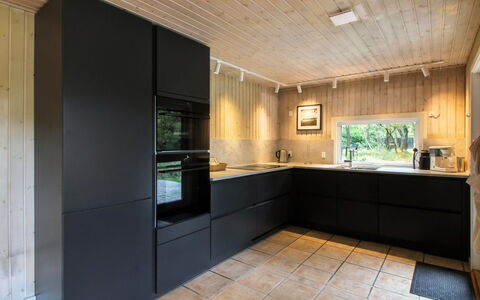 Karri - 1.1Km from the Sea: Sol, Cuisine, Parquet, Bois, Sol, Design Intérieur, Comptoir, Cabinetry, Appareil De Cuisine, Plafond