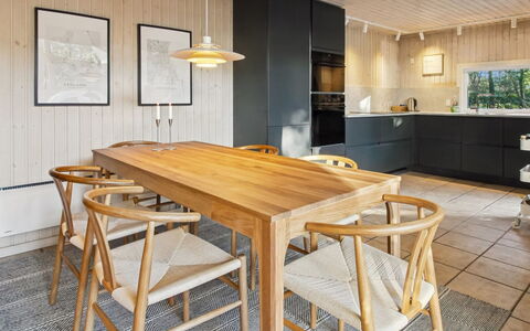 Karri - 1.1Km from the Sea: Meubles, Sol, Parquet, Design Intérieur, Sol, Bois, Table, Table Cuisine Et Salle A Manger, Salle À Manger, Chaise