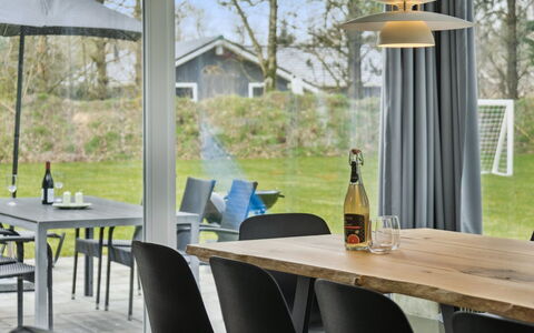Human - 10.5Km from the Sea: Toit, Lot Terre, Chalet, Domicile, Zone Rurale, Cabanon, Siding, Batiments Jardin, Cabane En Rondins, Cabane