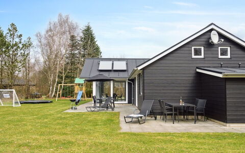 Human - 10.5Km from the Sea: Toit, Lot Terre, Chalet, Domicile, Zone Rurale, Cabanon, Siding, Batiments Jardin, Cabane En Rondins, Cabane