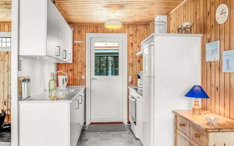 Steni - 250M from the Sea: Bois, Principaux Appliance, Cuisine, Appareil De Cuisine, Design Intérieur, Réfrigérateur, Domicile, Comptoir, Sol, Pièce