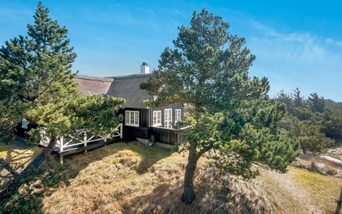 Erikke - 300M from the Sea: Maison, Domicile, Toit, Zone Résidentielle, Chalet, Biens, Ferme, Pelouse, Aménagement Paysager, Siding