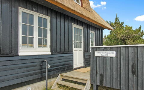 Erikke - 300M from the Sea: Maison, Domicile, Toit, Zone Résidentielle, Chalet, Biens, Ferme, Pelouse, Aménagement Paysager, Siding