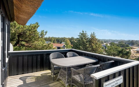 Erikke - 300M from the Sea: Maison, Domicile, Toit, Zone Résidentielle, Chalet, Biens, Ferme, Pelouse, Aménagement Paysager, Siding
