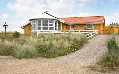 Thrond - 200M from the Sea: Maison, Domicile, Toit, Chalet, Arbuste, Siding, Porte, Jardin, Ferme