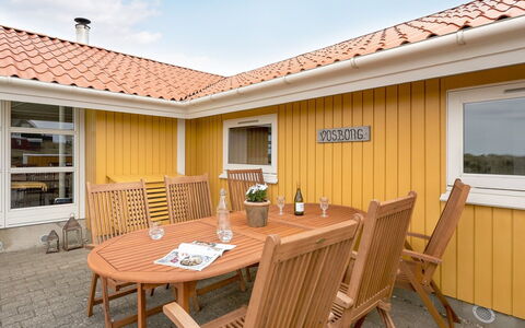 Thrond - 200M from the Sea: Maison, Domicile, Toit, Chalet, Arbuste, Siding, Porte, Jardin, Ferme