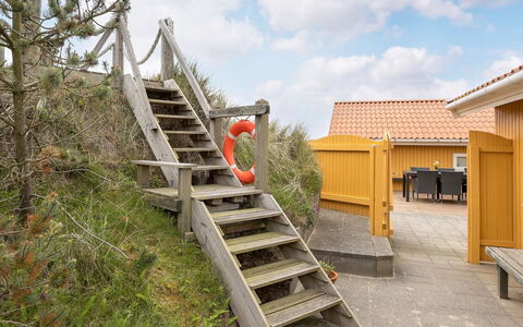 Thrond - 200M from the Sea: Maison, Domicile, Toit, Chalet, Arbuste, Siding, Porte, Jardin, Ferme
