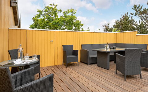 Thrond - 200M from the Sea: Maison, Domicile, Toit, Chalet, Arbuste, Siding, Porte, Jardin, Ferme