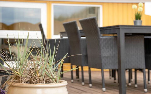 Thrond - 200M from the Sea: Maison, Domicile, Toit, Chalet, Arbuste, Siding, Porte, Jardin, Ferme