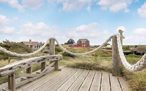 Thrond - 200M from the Sea: Maison, Domicile, Toit, Chalet, Arbuste, Siding, Porte, Jardin, Ferme