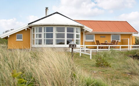 Thrond - 200M from the Sea: Maison, Domicile, Toit, Chalet, Arbuste, Siding, Porte, Jardin, Ferme