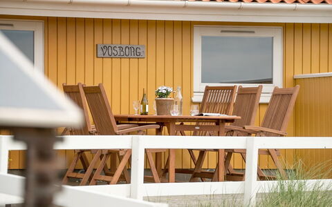 Thrond - 200M from the Sea: Maison, Domicile, Toit, Chalet, Arbuste, Siding, Porte, Jardin, Ferme