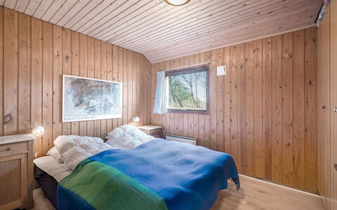 Tove - 1.5Km from the Sea: Chambre, Lit, Bois, Design Intérieur, Plafond, Drap De Lit, Literie, Sol, Pièce, Sol