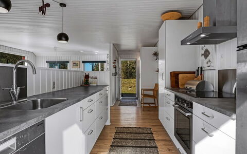 Tove - 1.5Km from the Sea: Cuisine, Bois, Comptoir, Sol, Principaux Appliance, Appareil De Cuisine, Design Intérieur, Plafond, Cabinetry, Sol