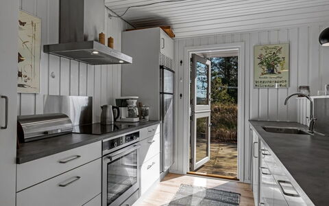 Tove - 1.5Km from the Sea: Bois, Cuisine, Appareil De Cuisine, Comptoir, Principaux Appliance, Sol, Domicile, Cabinetry, Électroménager