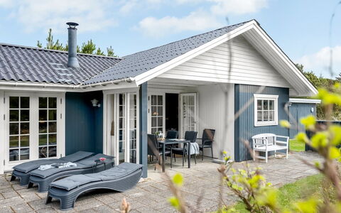 Dines - 1Km from the Sea: Chalet, Domicile, Maison, Toit, Porche, Biens, Siding, Batiments Jardin, Ferme, Cour