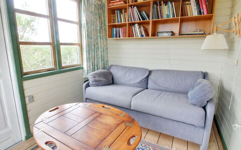 Jon - 400M from the Sea: Bois, Tache De Bois, Planche, Dur, Chalet, Plate-Forme, Siding, Ombre, Parquet, Batiments Jardin