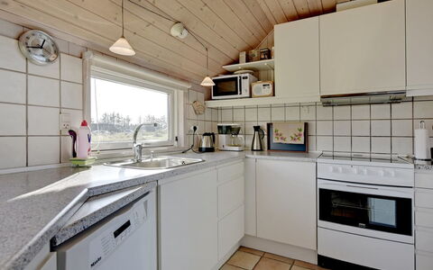 Ansine - 1.2Km from the Sea: Bois, Sol, Cuisine, Appareil De Cuisine, Principaux Appliance, Sol, Comptoir, Design Intérieur, Plafond, Domicile