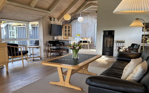 Ansine - 1.2Km from the Sea: Meubles, Design Intérieur, Sol, Bois, Sol, Plafond, Luminaire, Salon, Éclairage, Chaise
