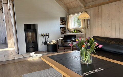 Ansine - 1.2Km from the Sea: Meubles, Sol, Design Intérieur, Sol, Bois, Parquet, Plafond, Salon, Éclairage, Pièce