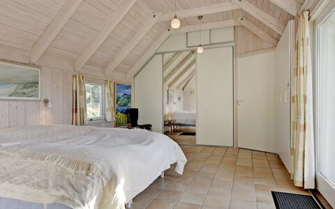 Ansine - 1.2Km from the Sea: Sol, Bois, Sol, Plafond, Design Intérieur, Chambre, Lit, Meubles, Pièce, Parquet