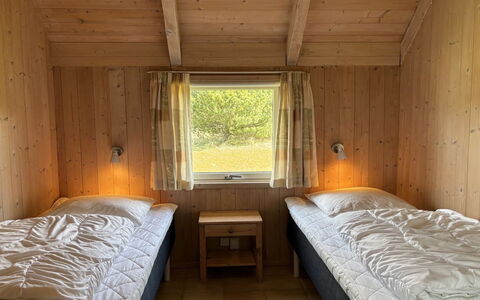 Ansine - 1.2Km from the Sea: Bois, Chambre, Lit, Design Intérieur, Sol, Cadre De Lit, Literie, Drap De Lit, Plafond, Tache De Bois