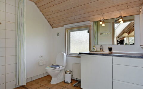 Ansine - 1.2Km from the Sea: Luminaire Plomberie, Sol, Évier, Bois, Sol, Design Intérieur, Robinet, Plafond, Lavabo, Salle De Bains