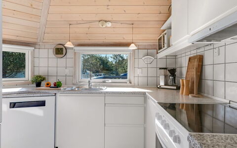 Ansine - 1.2Km from the Sea: Cuisine, Appareil De Cuisine, Design Intérieur, Bois, Sol, Principaux Appliance, Comptoir, Plafond, Sol, Cabinetry