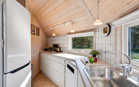 Ansine - 1.2Km from the Sea: Bois, Sol, Cuisine, Plafond, Design Intérieur, Principaux Appliance, Sol, Luminaire Plomberie, Comptoir, Domicile